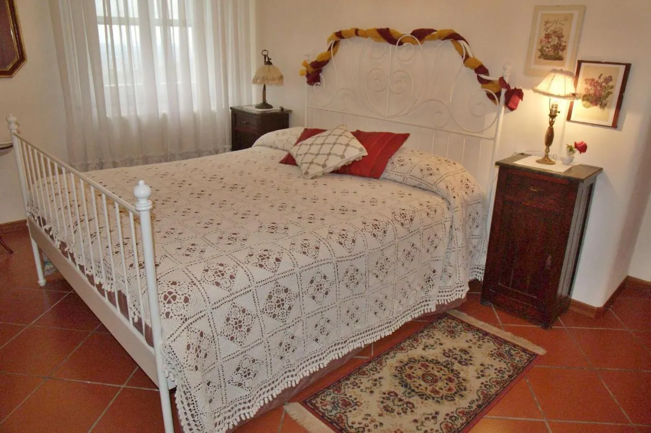 לינה וארוחת בוקר Montevettolini B&B Rosso Baccara